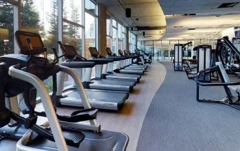 sala de gimnasio limpia